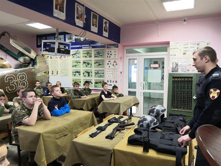 Росгвардейцы провели патриотическое мероприятие для магаданских школьников