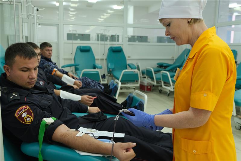В преддверии Дня вневедомственной охраны курские, красноярские и марийские росгвардейцы приняли участие в донорских акциях