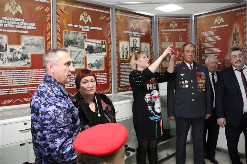 Накануне профессионального праздника Росгвардейцы открыли в подшефной самарской школе комнату истории вневедомственной охраны