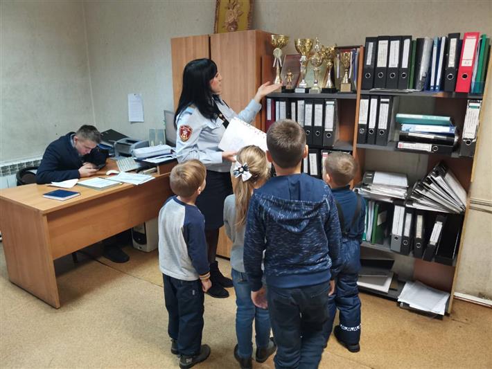 Накануне профессионального праздника сотрудники томской вневедомственной охраны провели День открытых дверей для детей