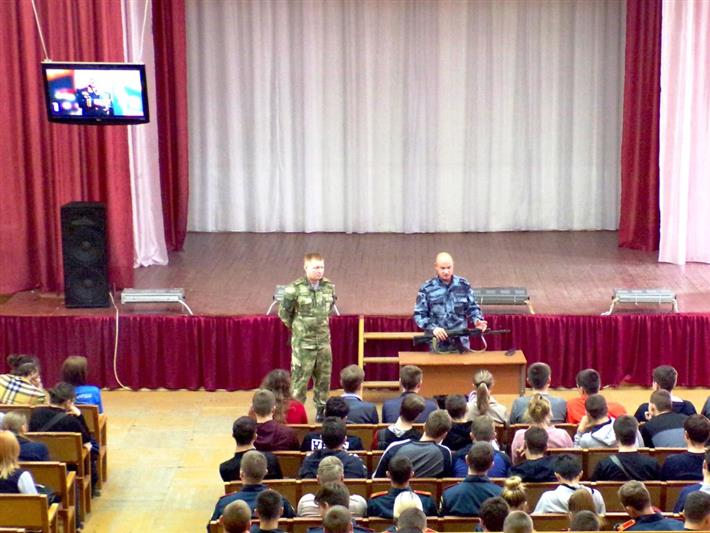В Зауралье офицеры Росгвардии рассказали студентам о Михаиле Калашникове