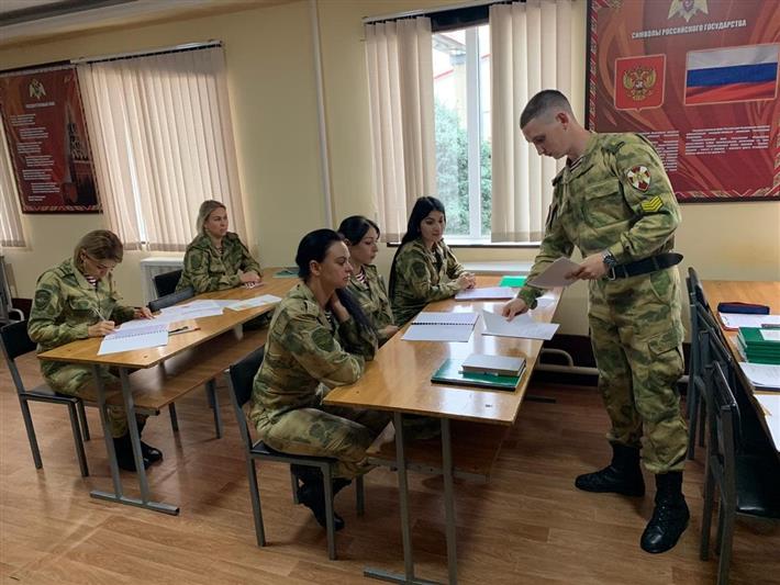 Завершилась стажировка курсантов Санкт-Петербургского военного института Росгвардии в грозненском соединении (фото)