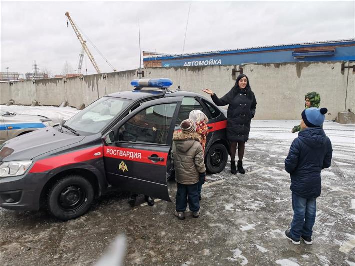 Накануне профессионального праздника сотрудники томской вневедомственной охраны провели День открытых дверей для детей