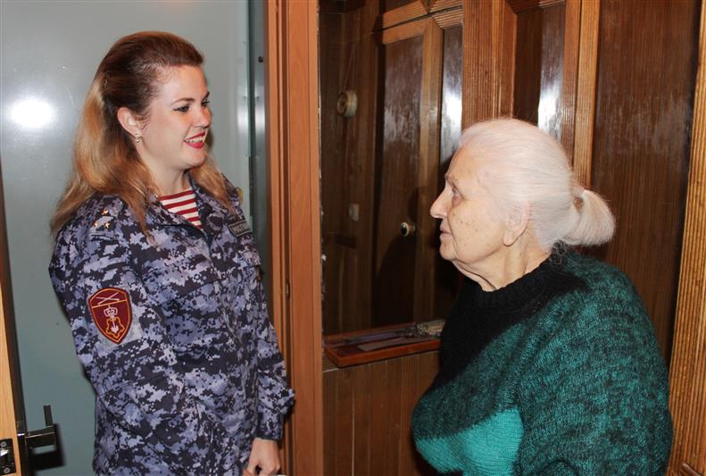 Представители Росгвардии навестили вдову участника Великой Отечественной войны, долгие годы служившего в правоохранительных органах