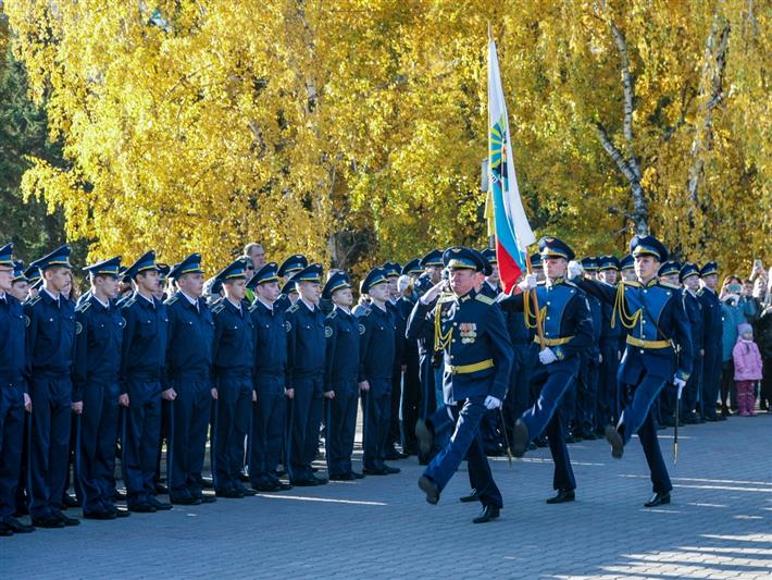 В Барнауле росгвардейцы поздравили воспитанников лётной школы с принятием торжественной клятвы 