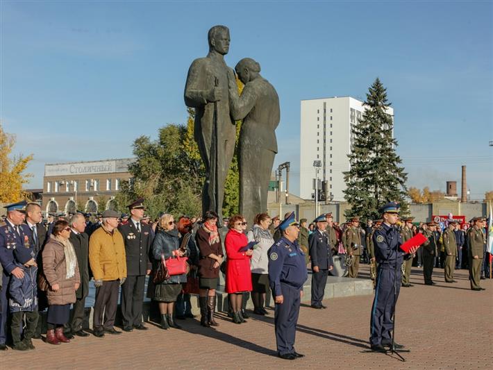 В Барнауле росгвардейцы поздравили воспитанников лётной школы с принятием торжественной клятвы 