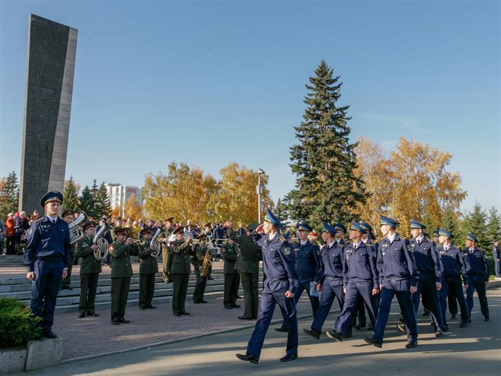 В Барнауле росгвардейцы поздравили воспитанников лётной школы с принятием торжественной клятвы 