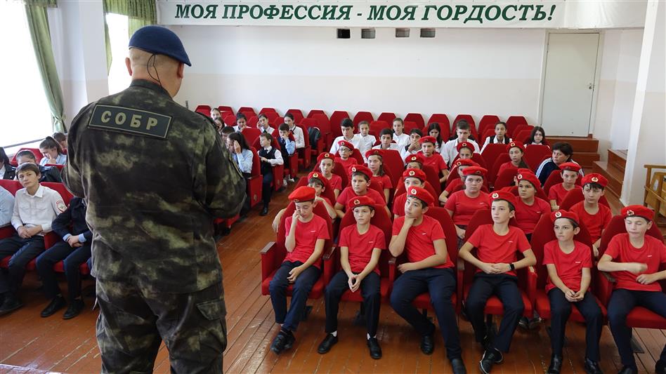 Росгвардейцы Карачаево-Черкесии провели уроки патриотического воспитания, приуроченные к 250-летию со дня рождения графа Комаровского