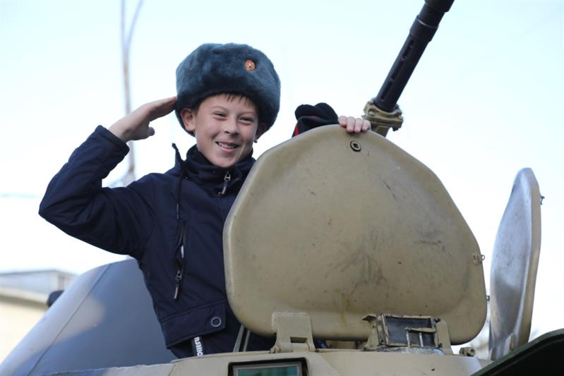 Более 150 хабаровских школьников посетили региональное управление Росгвардии 