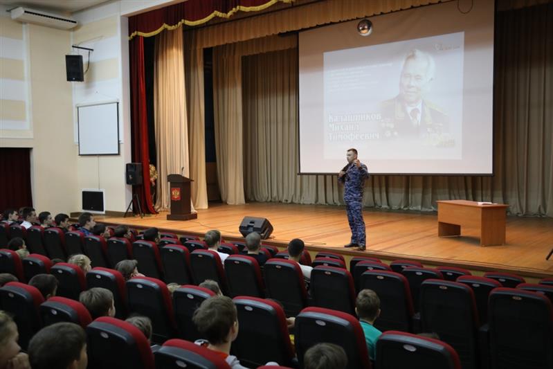 Более 150 хабаровских школьников посетили региональное управление Росгвардии 
