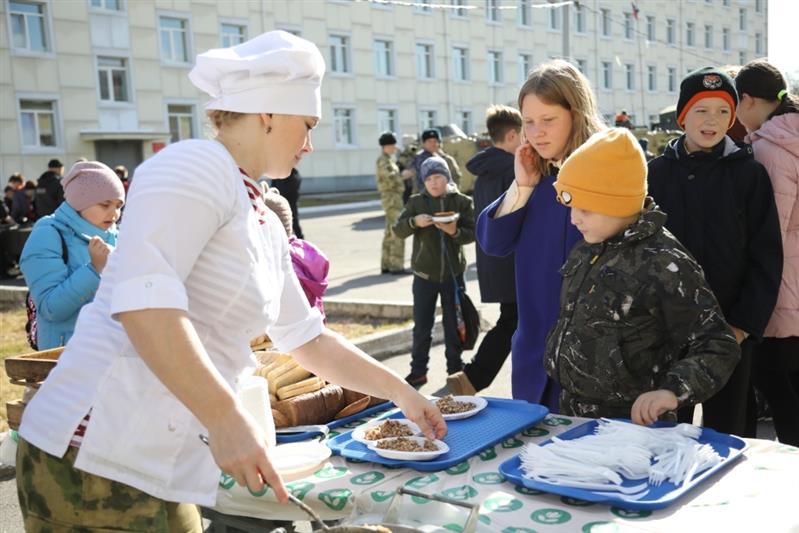 Более 150 хабаровских школьников посетили региональное управление Росгвардии 