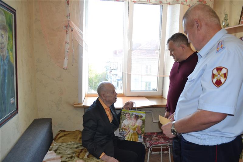 В городах Урала проходит акция Росгвардии «Заботой согреем сердца» 