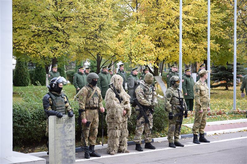 Росгвардейцы рассказали хабаровским школьникам о жизни легендарного оружейного конструктора Михаила Тимофеевича Калашникова
