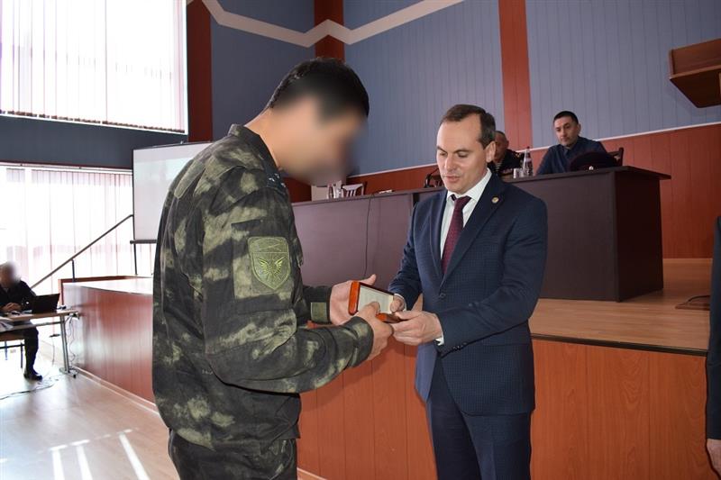 Премьер-министр Дагестана поздравил сотрудников СОБР с профессиональным праздником