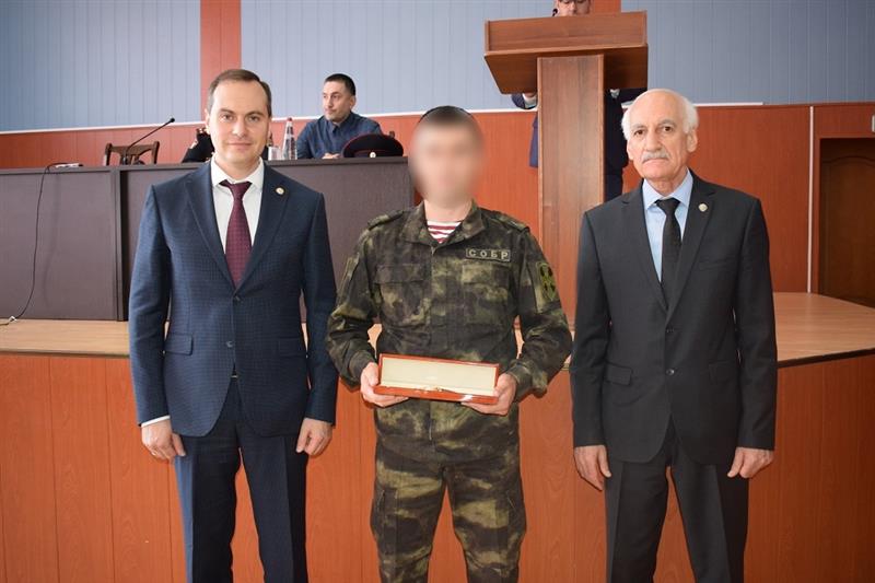 Премьер-министр Дагестана поздравил сотрудников СОБР с профессиональным праздником