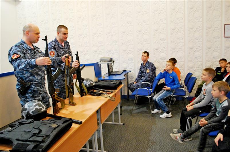 Симферопольские росгвардейцы провели тематическое мероприятие для подшефных кадет