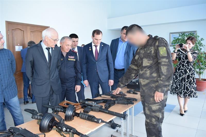 Премьер-министр Дагестана поздравил сотрудников СОБР с профессиональным праздником