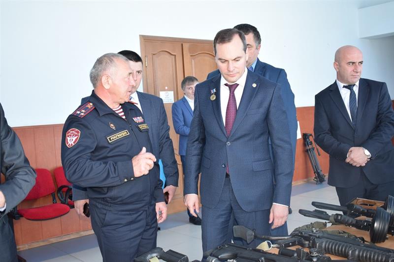 Премьер-министр Дагестана поздравил сотрудников СОБР с профессиональным праздником