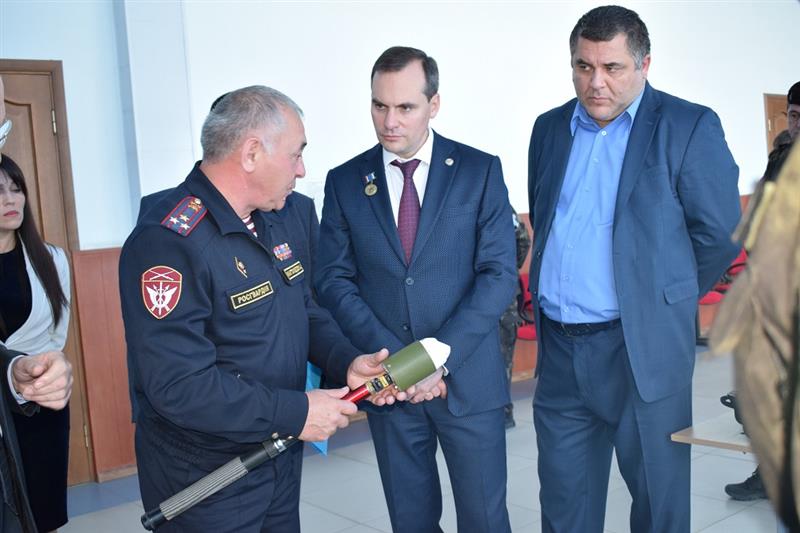 Премьер-министр Дагестана поздравил сотрудников СОБР с профессиональным праздником