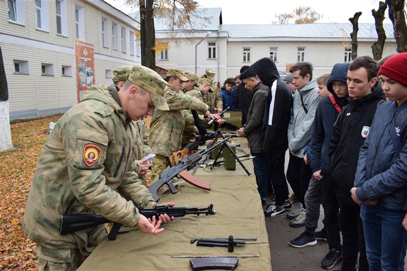 В казанском специальном моторизованном полку Росгвардии прошел День призывника
