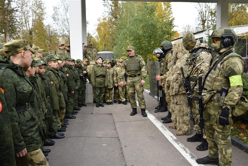 В гостях у воспитанников Московского президентского кадетского училища Росгвардии побывали спецназовцы 