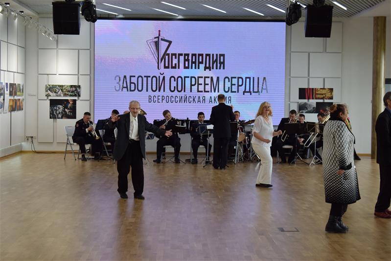 Представители старшего поколения вспомнили молодость под музыку казанского оркестра Росгвардии