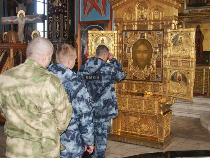 Росгвардейцы приняли участие в литургии, посвященной прибытию иконы «Спас Нерукотворный» в Абакан