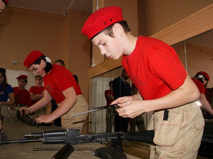 В преддверии 100-летия со дня рождения М.Т. Калашникова юнармейцы Хакасии ознакомились с образцами вооружения спецподразделений Росгвардии