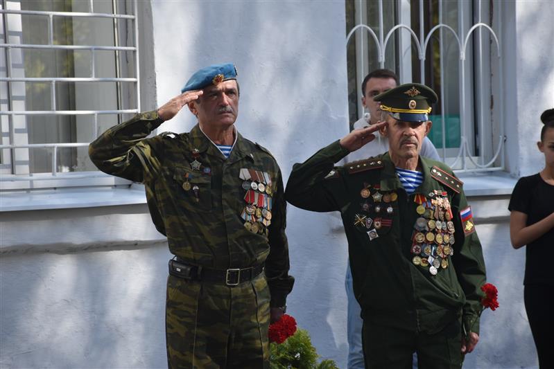 «Парта Героя» памяти погибшего сотрудника ОМОН открыта в Майкопе (фото, видео)