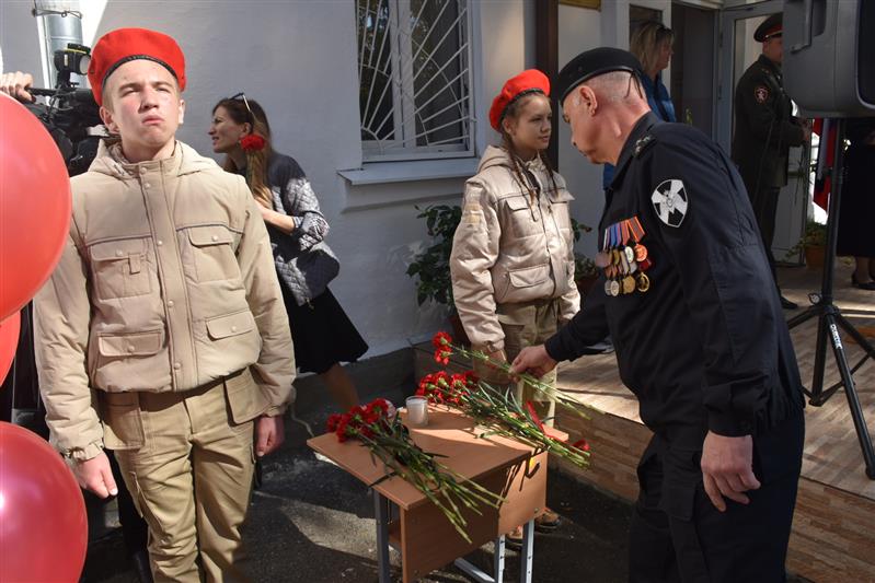«Парта Героя» памяти погибшего сотрудника ОМОН открыта в Майкопе (фото, видео)
