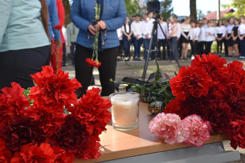 «Парта Героя» памяти погибшего сотрудника ОМОН открыта в Майкопе (фото, видео)