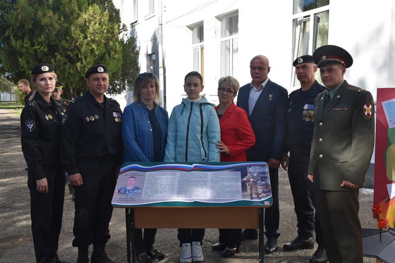 «Парта Героя» памяти погибшего сотрудника ОМОН открыта в Майкопе (фото, видео)