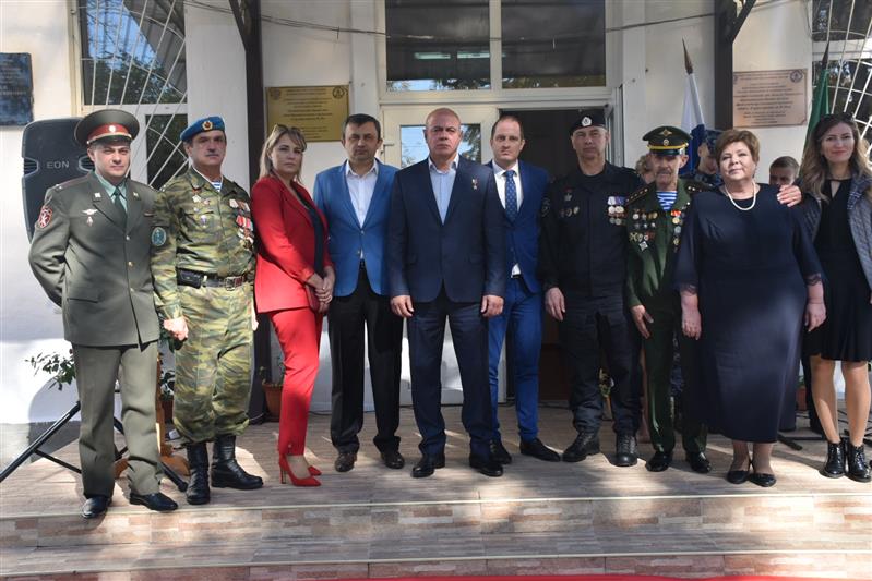 «Парта Героя» памяти погибшего сотрудника ОМОН открыта в Майкопе (фото, видео)