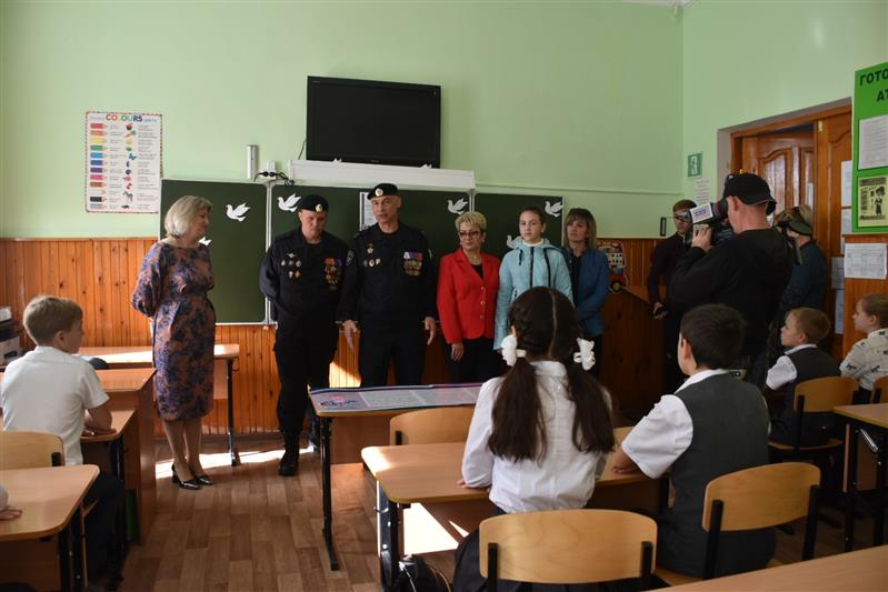 «Парта Героя» памяти погибшего сотрудника ОМОН открыта в Майкопе (фото, видео)