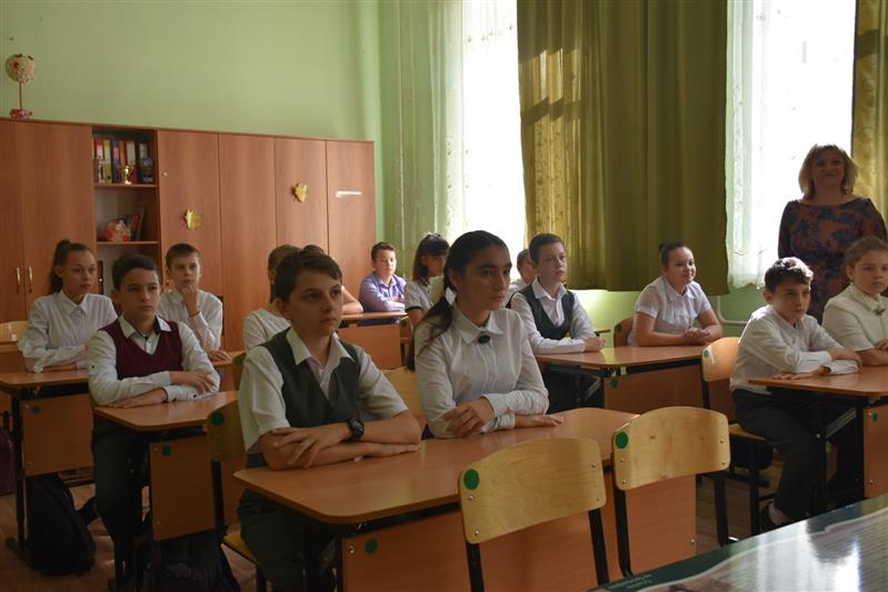 «Парта Героя» памяти погибшего сотрудника ОМОН открыта в Майкопе (фото, видео)