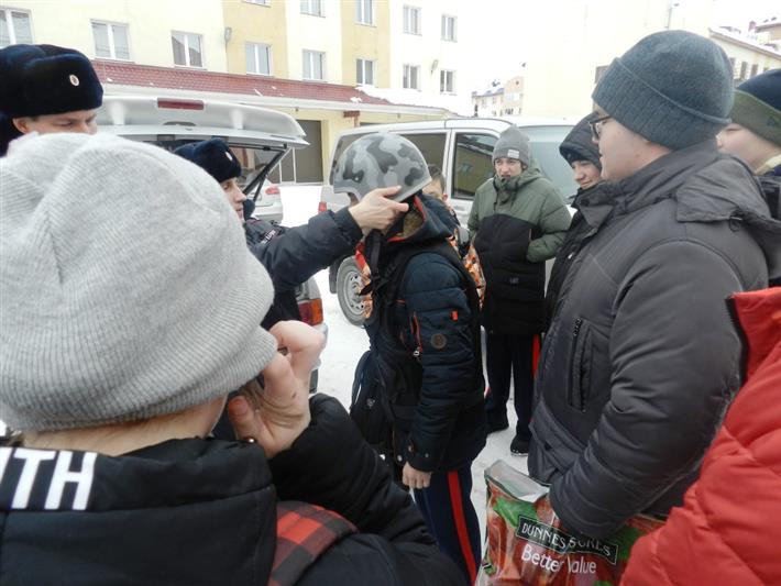 Сотрудники вневедомственной охраны Росгвардии рассказали ямальским школьникам о своей службе в условиях Арктики