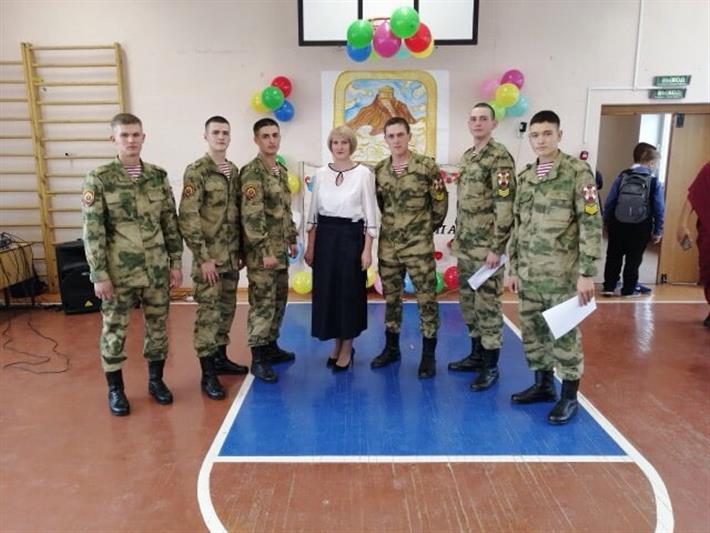 Курсанты Новосибирского военного института Росгвардии поздравили учителей с профессиональным праздником 
