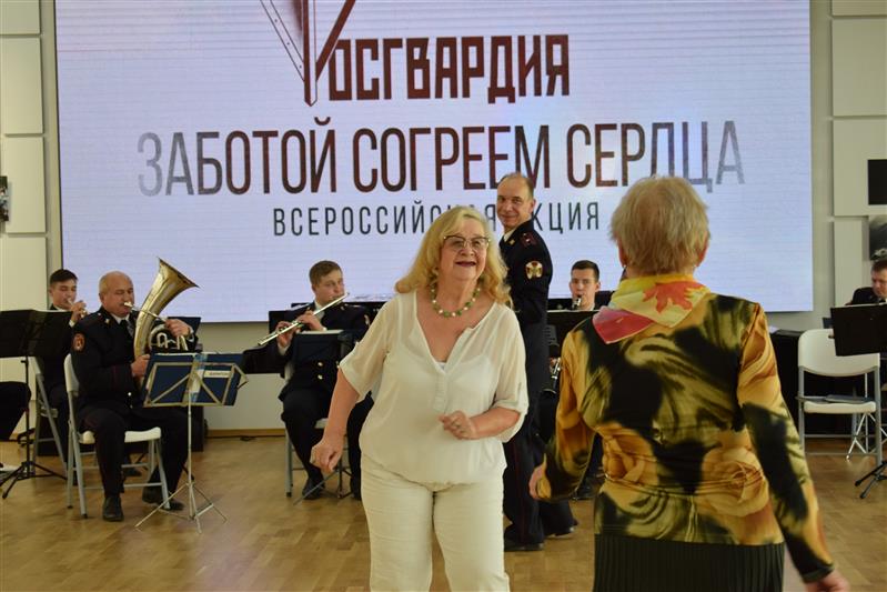Представители старшего поколения вспомнили молодость под музыку казанского оркестра Росгвардии