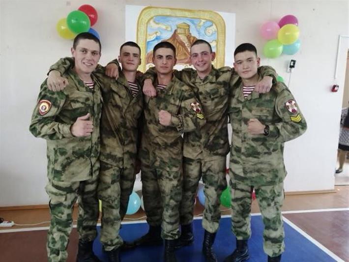 Курсанты Новосибирского военного института Росгвардии поздравили учителей с профессиональным праздником