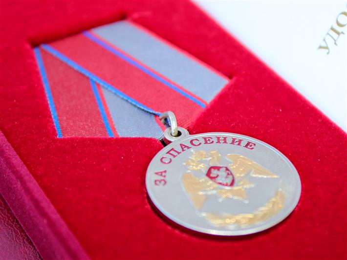 В Горно-Алтайске наградили работника ФГУП «Охрана» Росгвардии, спасшего ребёнка на пожаре