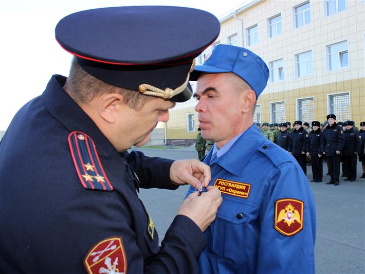 В Горно-Алтайске наградили работника ФГУП «Охрана» Росгвардии, спасшего ребёнка на пожаре
