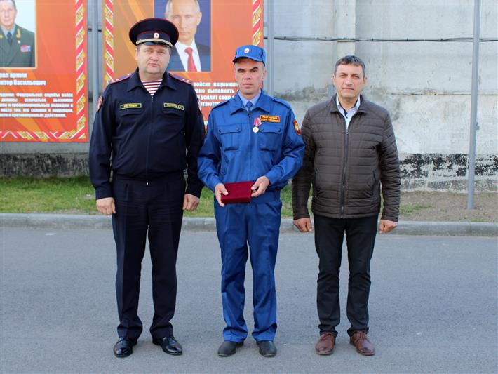 В Горно-Алтайске наградили работника ФГУП «Охрана» Росгвардии, спасшего ребёнка на пожаре