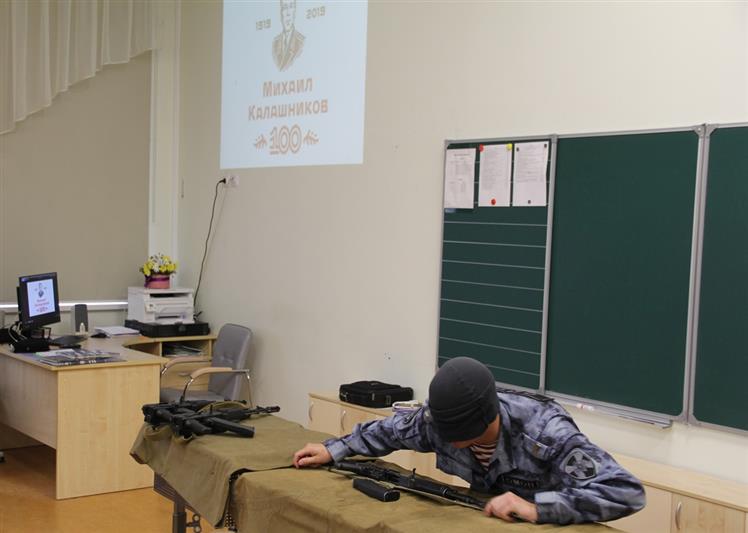 Встречи с учащимися  подшефных школ проводят  сотрудники спецподразделений Уральского округа Росгвардии