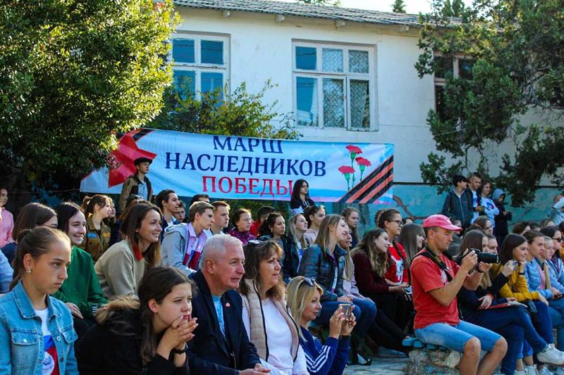 Кинологи Росгвардии провели показательное выступление для севастопольских школьников 