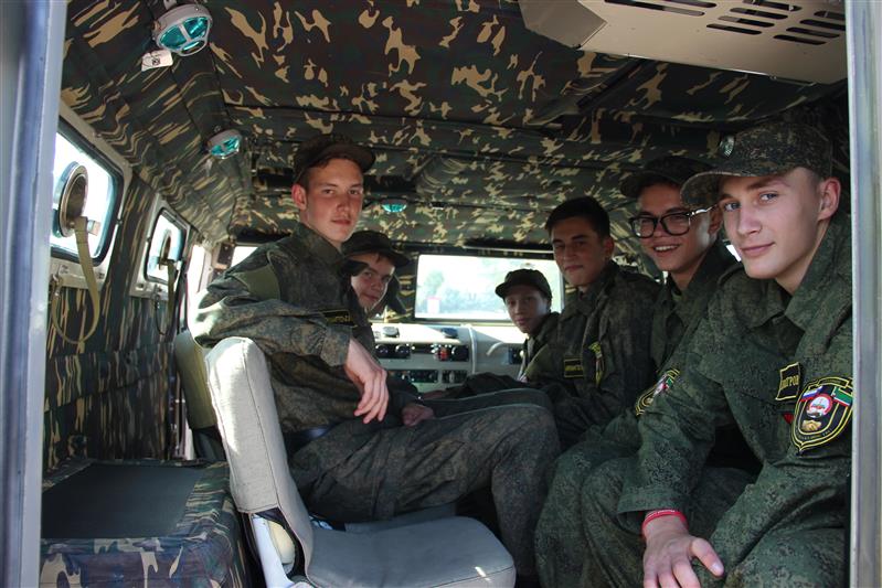 Военнослужащие грозненского соединения Росгвардии провели военно- патриотическое мероприятие для школьников 