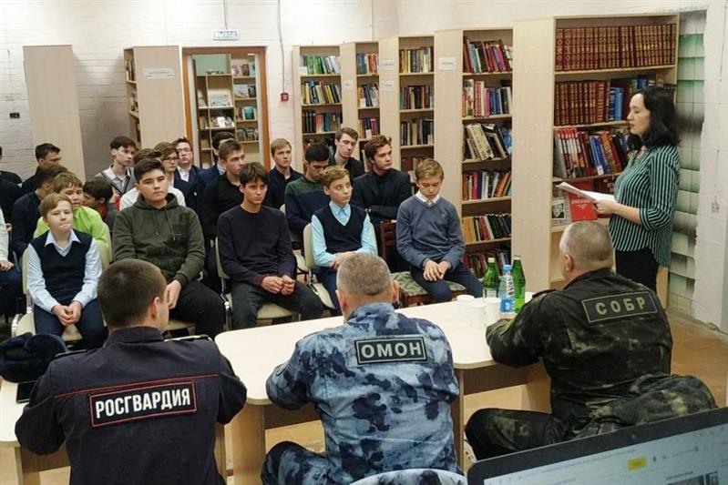 Росгвардейцы Югры провели патриотическое занятие для старшеклассников из деревни  Сайгатина  