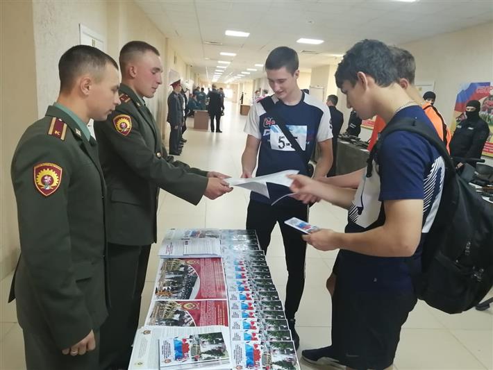 Военнослужащие Новосибирского военного института Росгвардии приняли участие в акции День призывника 