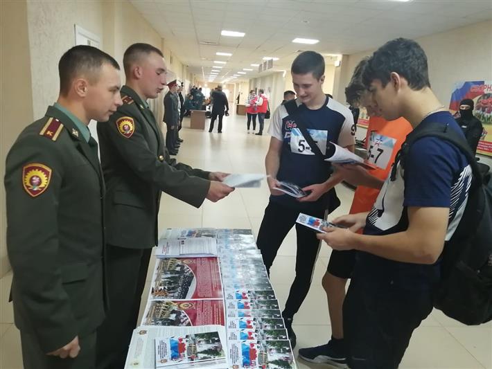 Военнослужащие Новосибирского военного института Росгвардии приняли участие в акции День призывника
