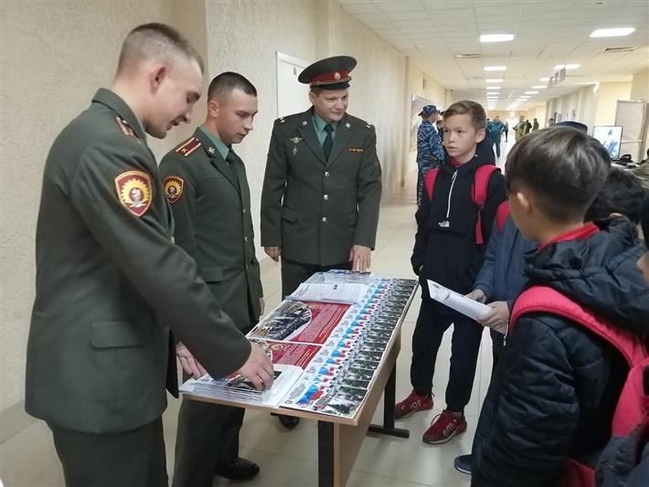Военнослужащие Новосибирского военного института Росгвардии приняли участие в акции День призывника 