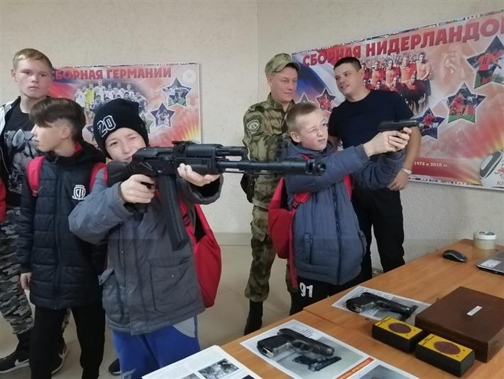 Военнослужащие Новосибирского военного института Росгвардии приняли участие в акции День призывника 